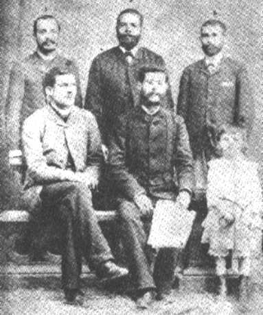 Antonio Maceo, centro del filo de atras.