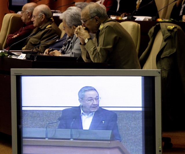 Escuchando a Raul Castro. Foto: Jorge Luis Baños Hernández