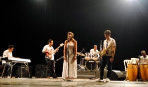 Leticia Beatriz Trueba Felipe, centro.