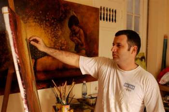 Maykel pintando.