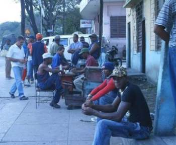 Nunca ha sido raro ver sentado en las esquinas de los barrios a un buen grupo de hombres, que no trabaja y viven del mercado negro y de las ilegalidades.
