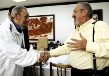Fidel Castro and Atilo Boron in 2010. Foto: escambray.cu