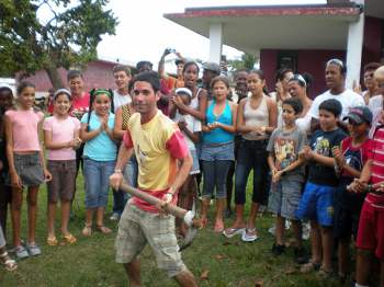 Mientras él sostenía el pico y cavaba, los niños le cantaban “Felicidades” y hacían palmas.