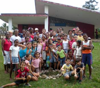 Los niños son capaces de hacer una fiesta de todo lo que los rodea.
