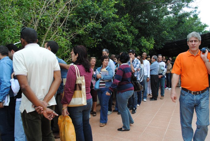 La cola afuera para comprar el libro de Padura.