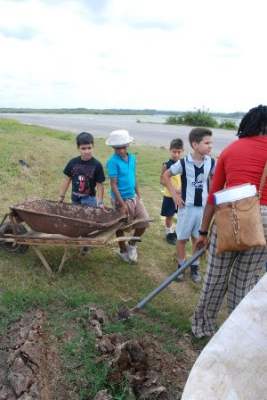 Recogiendo estiércol para el compost.