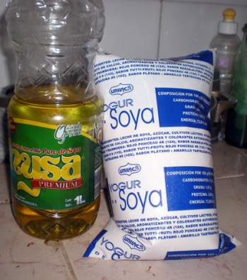 Bolsa de yogurt que reciben los niños de siete a catorce años.
