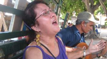 María y Elio cantan en La Plaza de Armas. Foto: Yusimi Rodriguez