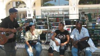 Una pareja de cubanos que llegaron al parque atraídos por la voz de ella. Foto: Yusimí Rodríguez