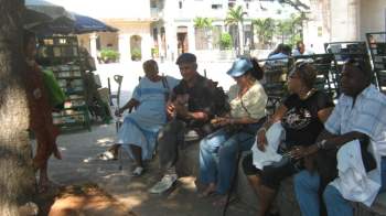 Elio y María cantan para un grupo de cubanos que no podrán pagarles nada. Foto: Yusimí Rodríguez