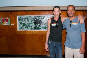 Michel con Bernardo, fotógrafo principal de la exposición, junto una de sus fotos.