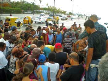 Casi cien personas se aglomeraron en la avenida del puerto.
