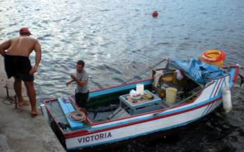 “Victoria.” la sencilla embarcación de los pescadores.