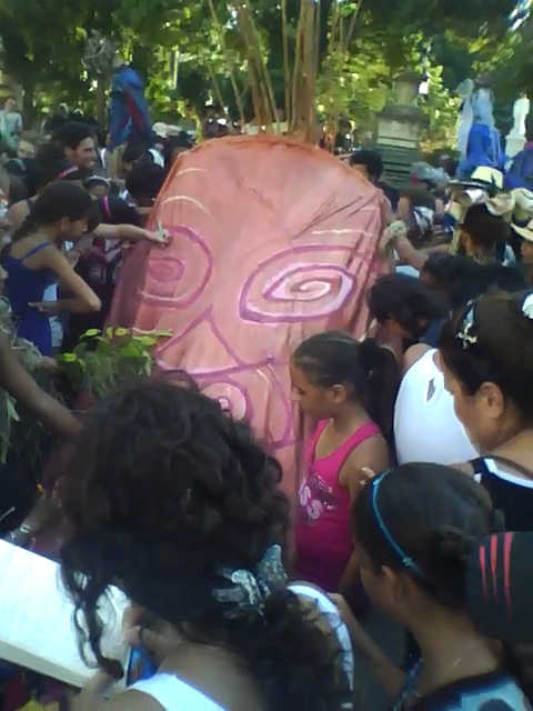 Luego se les permitió a los presentes que escribieran sobre el caparazón del muñeco todo aquello que quería que desapareciera con el fuego para que fuera mejor el mundo.