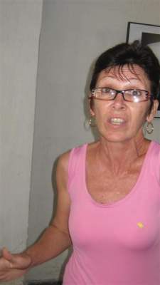 Juana en la galería donde trabaja.