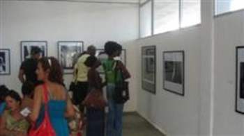 Yomer durante la inauguración de "Extase" en Galería Mariano Rodríguez