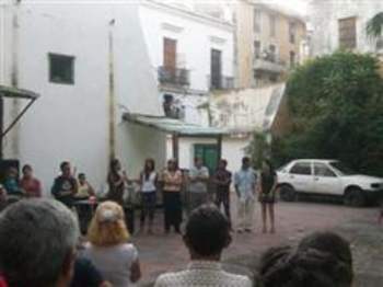 Yomer durante la inauguración de "Filos de Seda" en Galería Luz y Oficios.