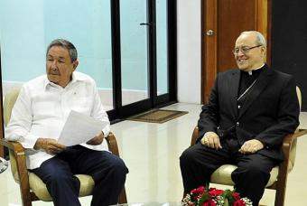 Jaime Ortega y Raúl Castro.