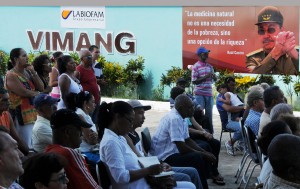 Páez explicó que el desarrollo de la medicina tradicional y natural surgió en las Fuerzas Armadas como opción a la escasez de medicamentos. Foto: Raquel Pérez