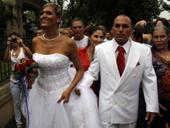 Yoani Sanchez (en rojo) en el primer "casamiento gay" en Cuba el 13 de agosto. Foto: Jorge Luis Baños/IPS