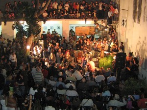 Concierto homenaje a Silvio en sus 60 años. Casa de la Poesía, Habana Vieja, 25/11/2006. Foto: Isbel Díaz Torres