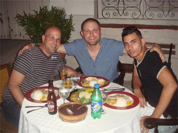 Christian con amigos en la Paladar Doña Eutimia (Cortesía del entrevistado).