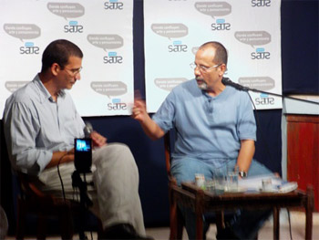 Antonio G. Rodiles (i) con el poeta Juan Carlos Flores.