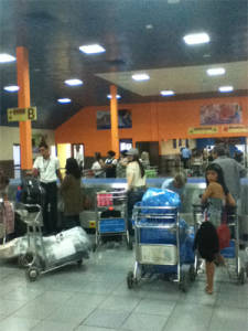 Pasajeros llegando al Terminal 2 esperan pagar sus impuestos de aduana.