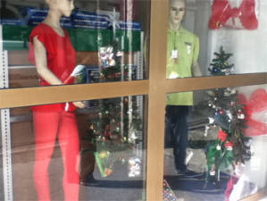 Adornos navideños en una tienda de Carlos III.