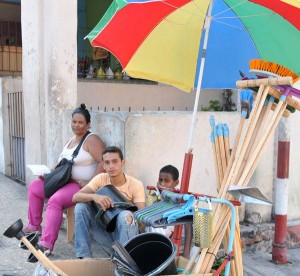 Los trabajadores por cuenta propia utilizan en sus producciones madera proveniente del mercado negro. Foto: Raquel Pérez