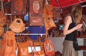 Gran parte de las esculturas que se venden a los turistas se hacen con madera talada ilegalmente. Foto: Raquel Pérez