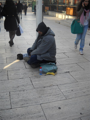 Mendigo en La Defense, Paris.