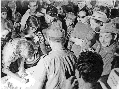 Raúl Castro en 1966 (con sombrero, a lo lejos) es padrino de la boda de los padres de Lopez-Levy (a la izquierda, a lo lejos)(Tomado de la colección de Arturo Lopez-Levy).