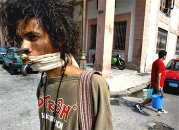 Luis Eligio protesta por una prolongada falta de agua en Centro Habana.