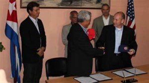 Higinio Velez, presidente de la Federación del beísbol cubano y Paul Seiler, CEO de USA Baseball.