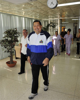 Chávez en plena caminata con sus médicos y enfermeras. Foto: Estudios Revolución