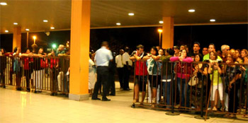 Los gusanos y traidores y escoria de los éxodos masivos comenzaron a ser comunitarios o cubanoamericanos o los que viven fuera de Cuba.