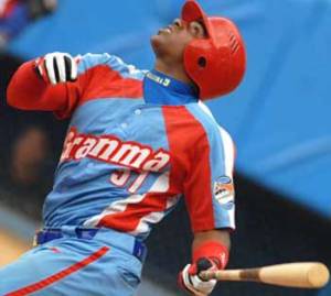 Yoennis Cespdes.(ahora con los Oakland As) estableció un record de cuadrangulares la temporada pasada jugando por Granma. Su compañero de equipo, Alfredo Despaigne, rompió el record este año.