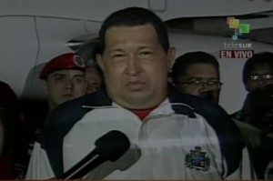 Hugo Chávez al llegar a Venezuela. foto: telesurtv.net