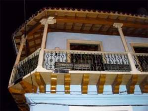 La Casa de la Trova con un insignificante cartel, que augura una desgracia: peligro de derrumbe.