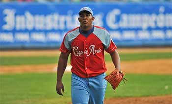 Vladimir Garcia, the complete game winner of game one. Photo: Foto: Yamil Lage for Baseballdecuba.com
