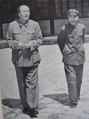 Mao Zedong junto a Lin Biao, que a la sazón se convirtió en su “íntimo compañeros de armas,” según la jerga de la época. A Lin Biao, sucesor casi designado, correspondió la tarea de endiosar a Mao. Comenzó por compilar el Libro Rojo en 1966, pero en 1971 murió, cuando el avión en que intentaba escapar de China se estrelló en Mongolia. Había preparado un golpe de estado contra Mao.
