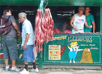 La venta de alimentos en las calles de Cuba casi nunca sigue las normas sanitarias imprescindible. (Foto: Raquel Pérez)