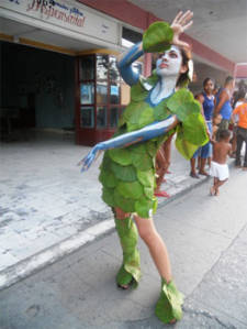 Estatua con hojas de arboles.