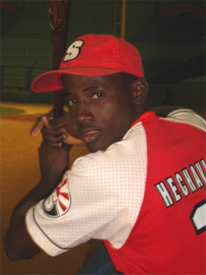 Adeinis Hechavarria esta jugando infield con los Toronto Blue Jays.