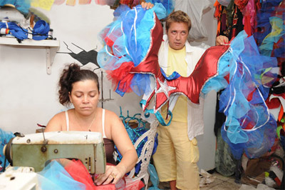 Now everything is easier to design, but during the economic crisis of the 90’s they had to design costumes for the carnival using painted military tarps and plastic supermarket bags. Photo: Raquel Perez