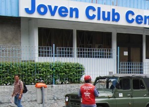 The underwater cable was supposed to go on line last year to enable offering Internet to Cubans at cybercafes. Photo: Raquel Perez