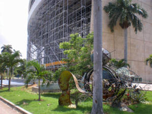 5.La monumental obra de arte cinético de Osneldo García ha sido removida de su sitio.