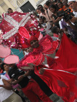 Del Desfile de la Serpiente del Festival del Fuego en Santiago de Cuba.