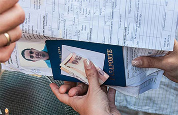 La reforma pone fin a los engorrosos y caros tramites a que se sometía a los cubanos para poder viajar. Foto: Raque Pérez